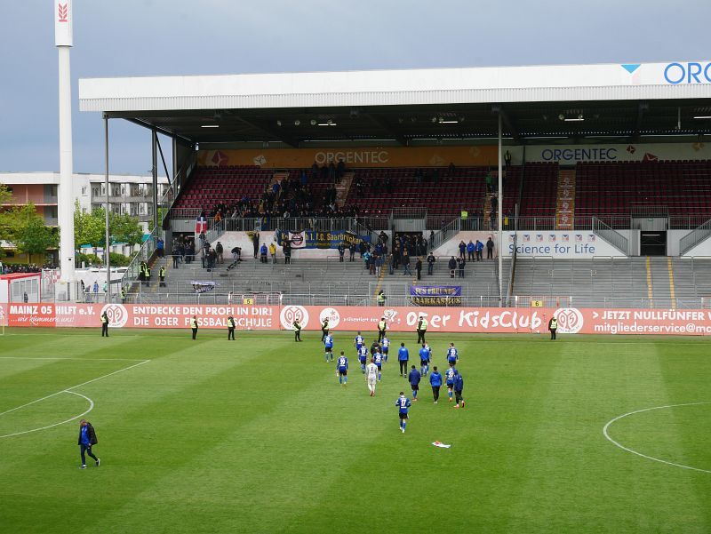 1.FSV Mainz 05 II - 1. FC Saarbrücken, nach Schlusspfiff, Saarbrücker Mannschaft auf dem zu ihren Fans im Gästeblock