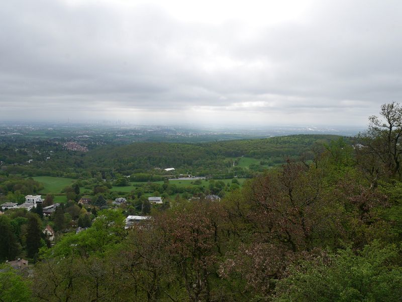 Aussicht von der Teufelskanzel (Taunus) auf die Frankfurter Skyline