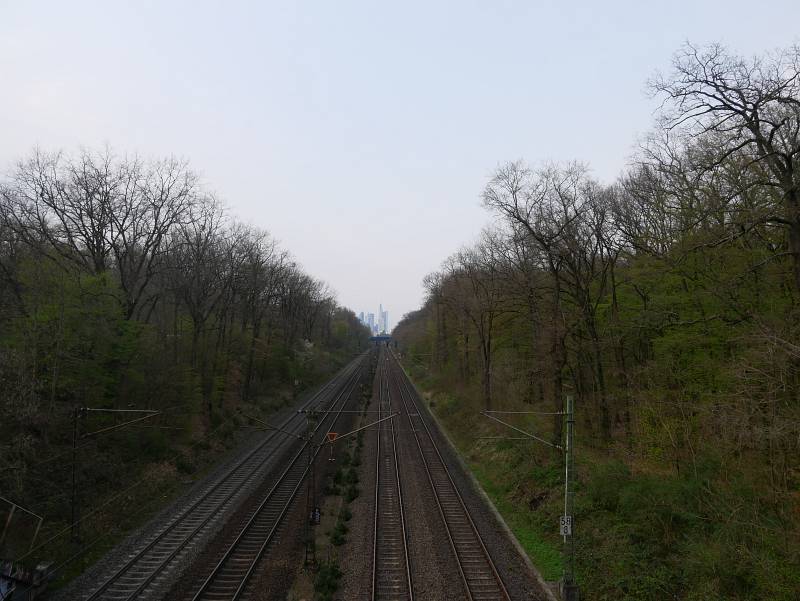 Blick über die Gleise südlich von Frankfurt auf die Frankfurter Skyline