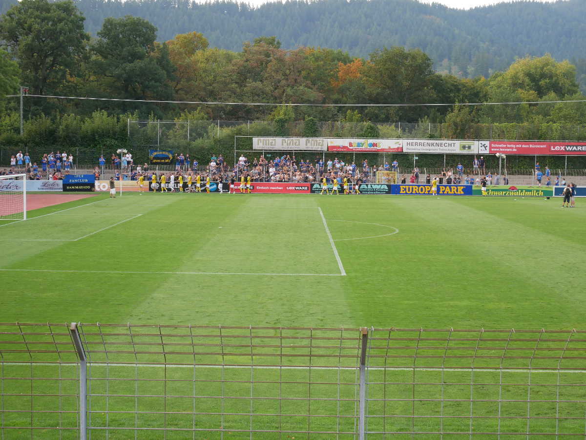 Freiburg, Möslestadion, Spieler des 1. FC Saarbrücken vorm Gästeblock