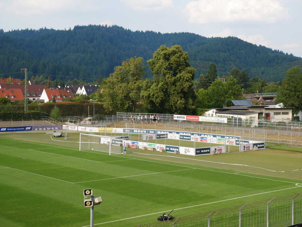 Freiburg, Möslestadion - Auch von außerhalb des eingezäunten Stadiongeländes könnte man das Spiel sehen...