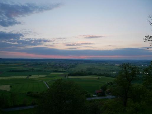 Amöneburg, Blick aufs Amöneburger Becken, kurz nach Sonnenuntergang