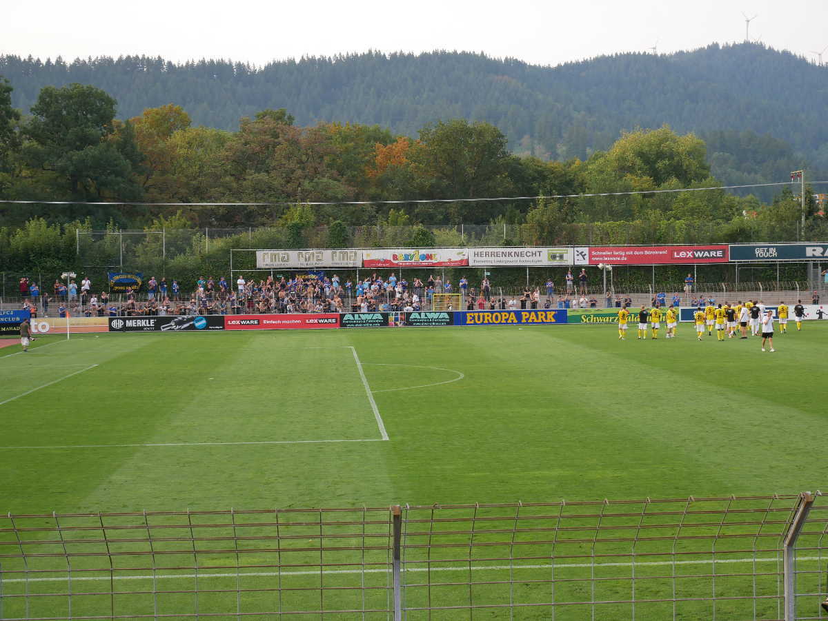 Freiburg, Möslestadion, Spieler des 1. FC Saarbrücken auf dem Weg zum Gästeblock